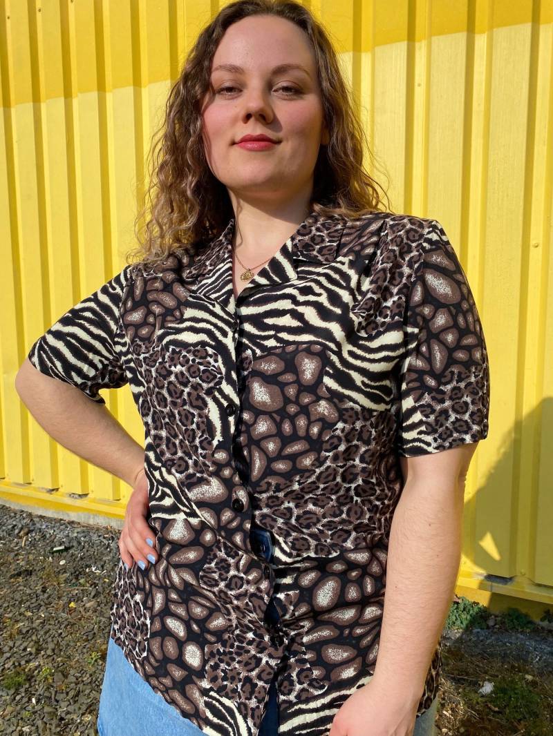 Eu44/46 Vintage Plus Size Bluse Xl | 00Er Animal Print 100% Viskose Y2K Damenbluse Sommer Frühling Kurzarm Nachhaltige Kleidung von PlusBabesVintage