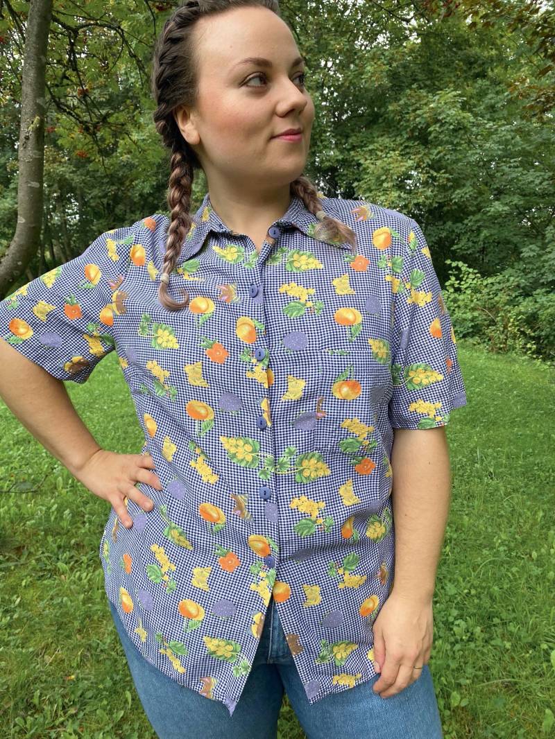 Eu44 Vintage Plus Size Bluse Xl | 90Er Damenbluse Mit Obst Print Kurzarm Jahre Nachhaltige Kleidung von PlusBabesVintage