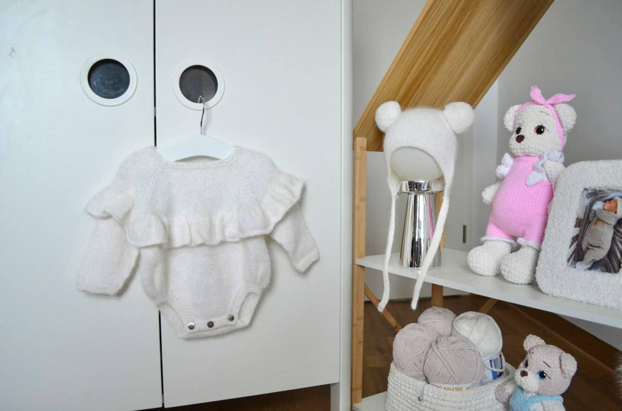 strick Neugeborenen Outfit Set Overall & Fellbommel Mütze strick Neugeborenen Outfit Set Overall & Fellbommel Mütze von PluschCare