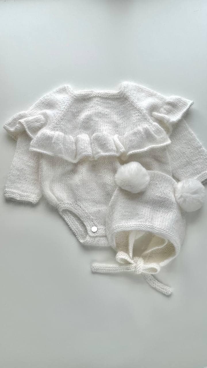 strick Neugeborenen Outfit Rüschen Body & Pom Mütze strick Neugeborenen Outfit Rüschen Body & Pom Mütze von PluschCare