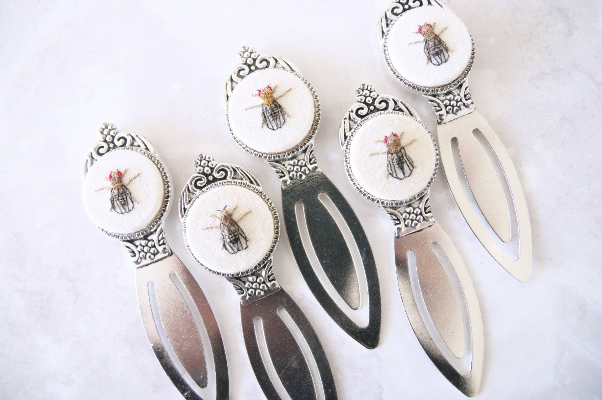 Fruchtfliege Handstickerei Anstecker Wissenschaftliches Geschenk, Drosophila Melanogaster von PlushArtLab