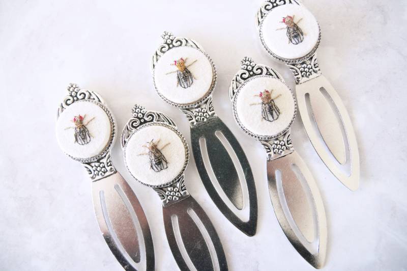 Fruchtfliege Handstickerei Anstecker Wissenschaftliches Geschenk, Drosophila Melanogaster von PlushArtLab