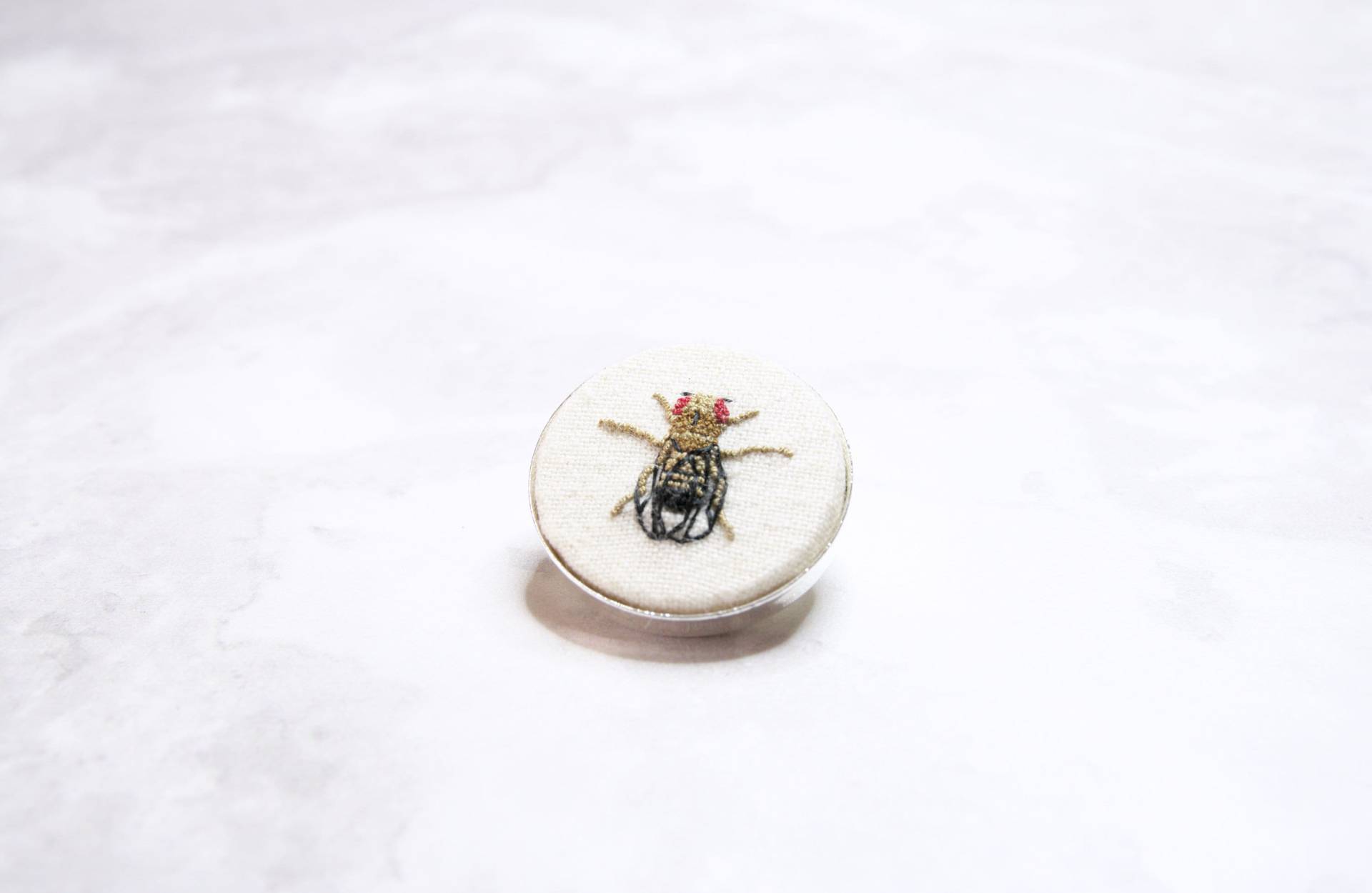 Handgefertigte Fruchtfliege Stickerei Pin Drosophila Melanogaster Wissenschaftsgeschenk von PlushArtLab