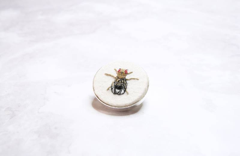 Handgefertigte Fruchtfliege Stickerei Pin Drosophila Melanogaster Wissenschaftsgeschenk von PlushArtLab