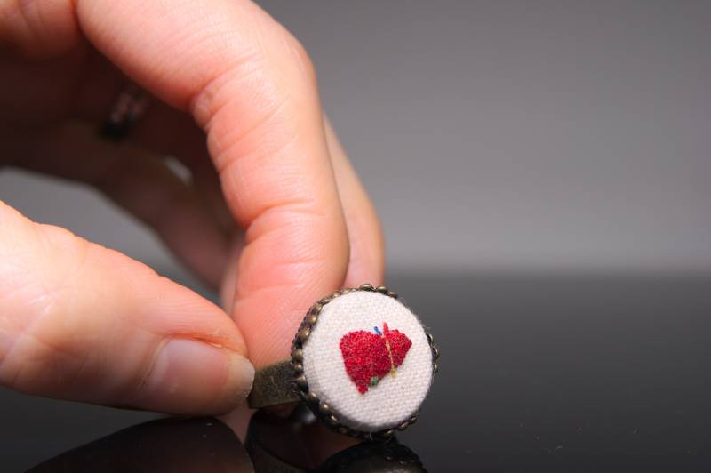 Leber Anatomie Ring - Winzige Stickerei Kommt in Geschenkbox von PlushArtLab
