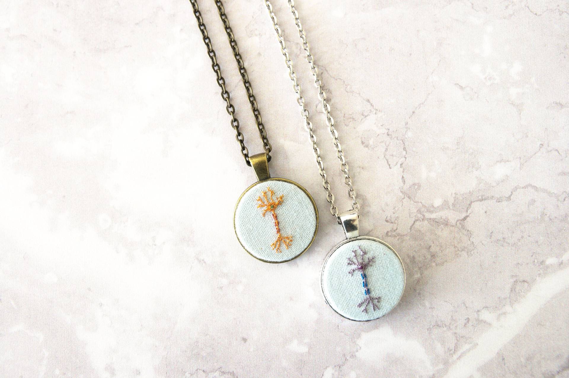 Neuron Halskette Kleine Handstickerei, Wissenschaft Geschenk | Geschenkbox von PlushArtLab