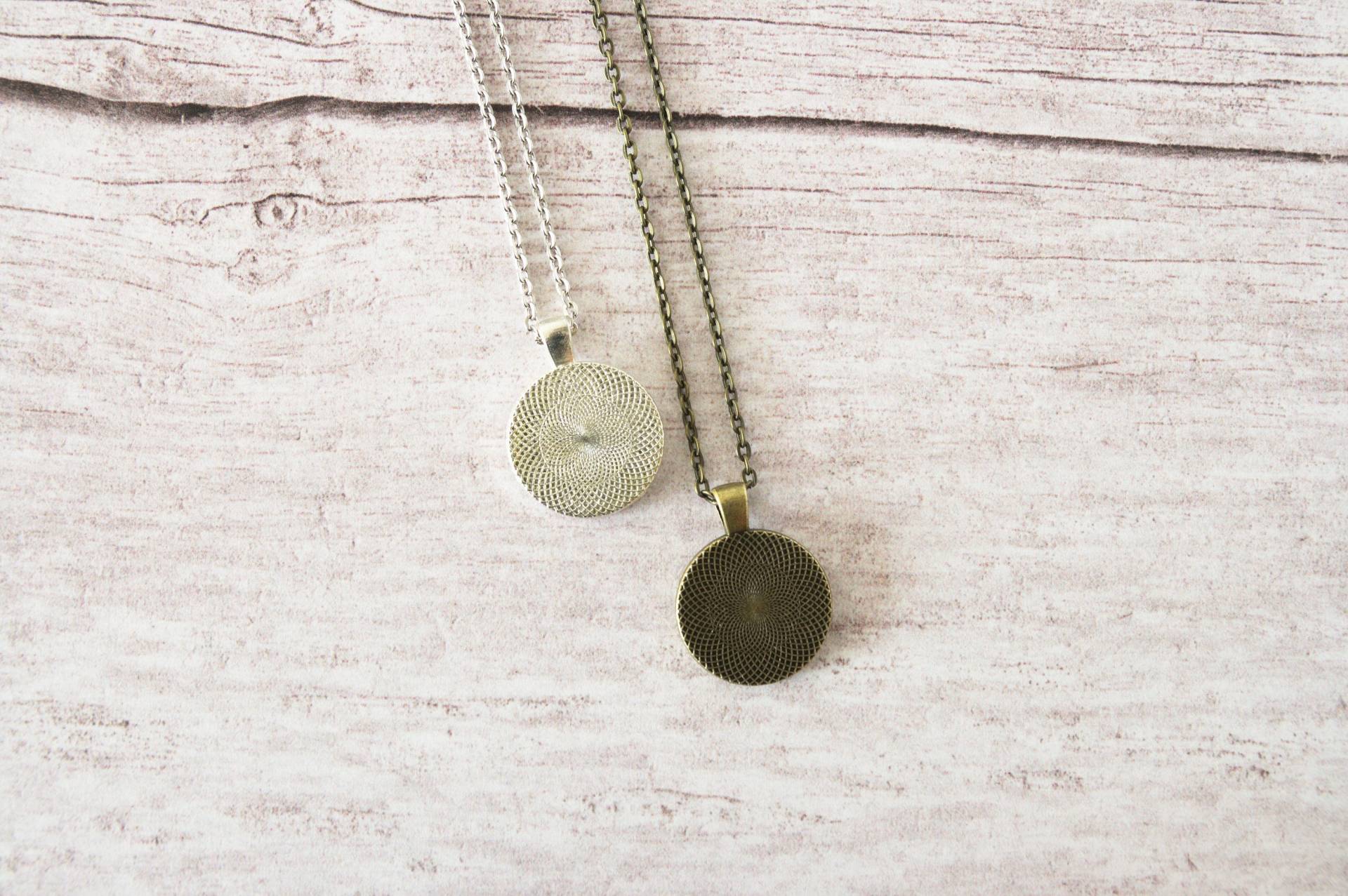 Personalisierte Halskette Mit "Wissenschaft'-Anhänger, Antikes Finish von PlushArtLab