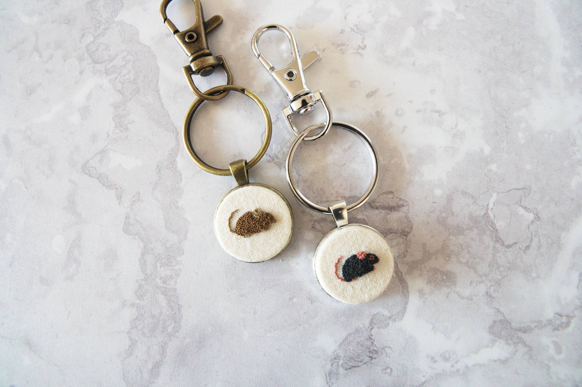 stickdatei Mit Der Maus Handgefertigter Schlüsselanhänger, Pin, Lineal, Lesezeichen, Halskette stickdatei Mit Der Maus Handgefertigter Schlüsselanhänger, Pin, Lineal, Lesezeichen, Halskette von PlushArtLab
