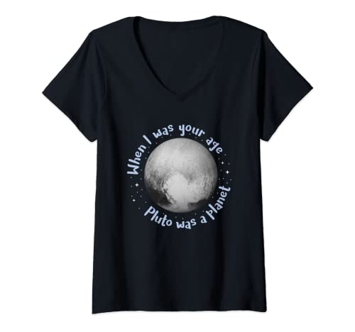 Damen When I Was Your Age Pluto Was a Planet Lustiges Weltraum-T-Shirt T-Shirt mit V-Ausschnitt Damen When I Was Your Age Pluto Was a Planet Lustiges Weltraum-T-Shirt T-Shirt mit V-Ausschnitt von Pluto Planet Funny Science Shirts & Space T Shirts