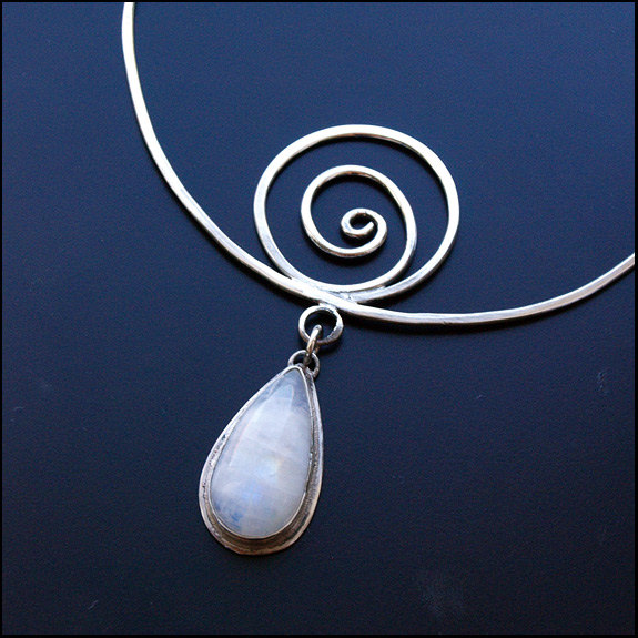 Auf Die Spirale... - Sterling Silber Collier Mit Regenbogen-Mondstein Auf Die Spirale... - Sterling Silber Collier Mit Regenbogen-Mondstein von Plysperk