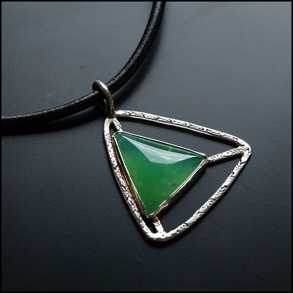 Dreieck - Sterling Silber Kette Mit Chrysopras Dreieck - Sterling Silber Kette Mit Chrysopras von Plysperk