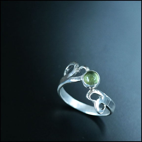 In Den Wellen... - Sterling Silber Ring Mit Olivin In Den Wellen... - Sterling Silber Ring Mit Olivin von Plysperk