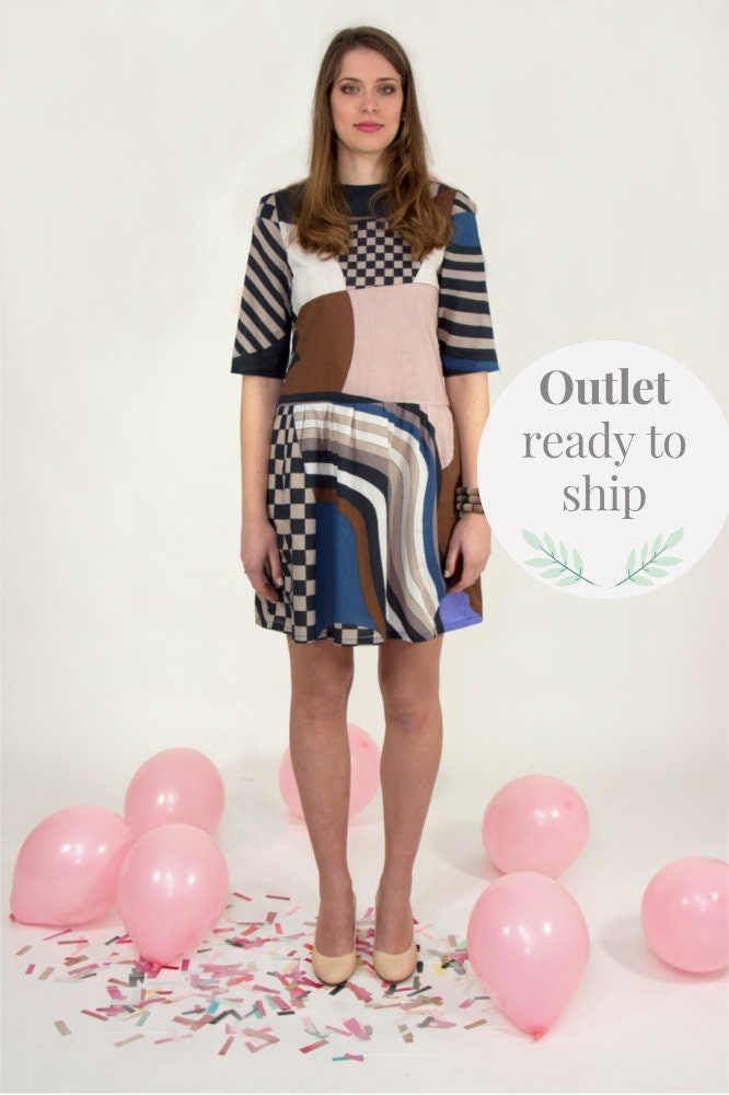 Bedrucktes Kleid in Leichtem Baumwoll-Fantasy-Design. Tageskleid, Büro-Outfit. Versandfertig Grösse S von Pochettecouture