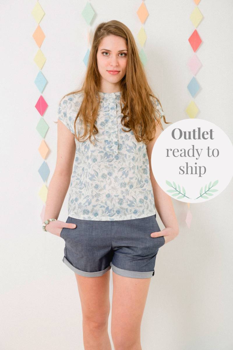 Blumen Print Top Aus Leichter Baumwolle in Hellblau. Kimono-Ärmel Und Rüschen Vorne. Sofort Versandfertig Grösse S von Pochettecouture