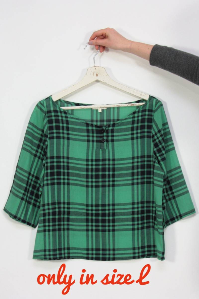 Bluse Aus Karierter Baumwolle Mit U-Boot-Ausschnitt Und Dreiviertel Ärmeln. Bauernhemd, Rustikales Karohemd Für Damen. Sofort Versandfertig von Pochettecouture