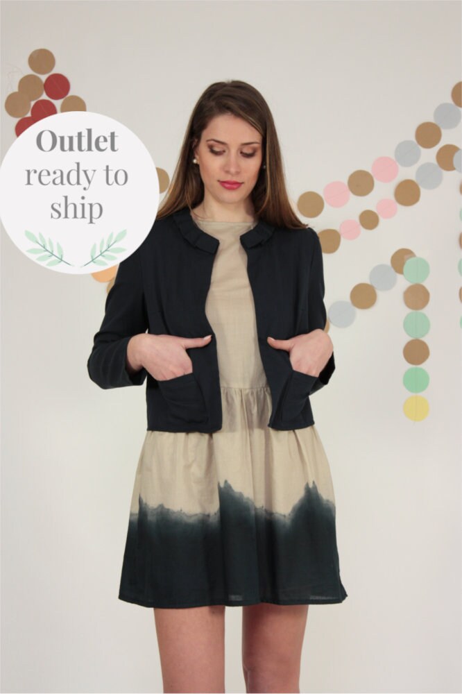 Jacke Mit Flügeln Am Hals Und Kleinen Taschen. Blau-Navy Aus Baumwollpiquet. Sofort Versandfertig in Grösse M von Pochettecouture