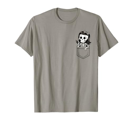 Mädchen Skelett in Tasche Niedlich Halloween Herbst Humor T-Shirt von Pocket Tee Funny