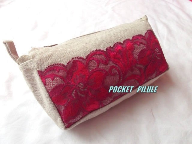 Paket-Makeup Ist "Die Passion" Leinen Und Spitzen Fuchsia Paket-Makeup Ist "Die Passion" Leinen Und Spitzen Fuchsia von PocketPilule