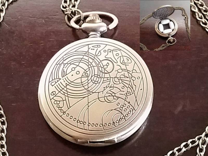 Thedoctor Pill Box Container, Dr Who Anhänger, Gallifreyan Halskette, Whovian Metall Pillendose Mit Filzfutter Und Kette Thedoctor Pill Box Container, Dr Who Anhänger, Gallifreyan Halskette, Whovian Metall Pillendose Mit Filzfutter Und Kette von PocketWatchPillBox