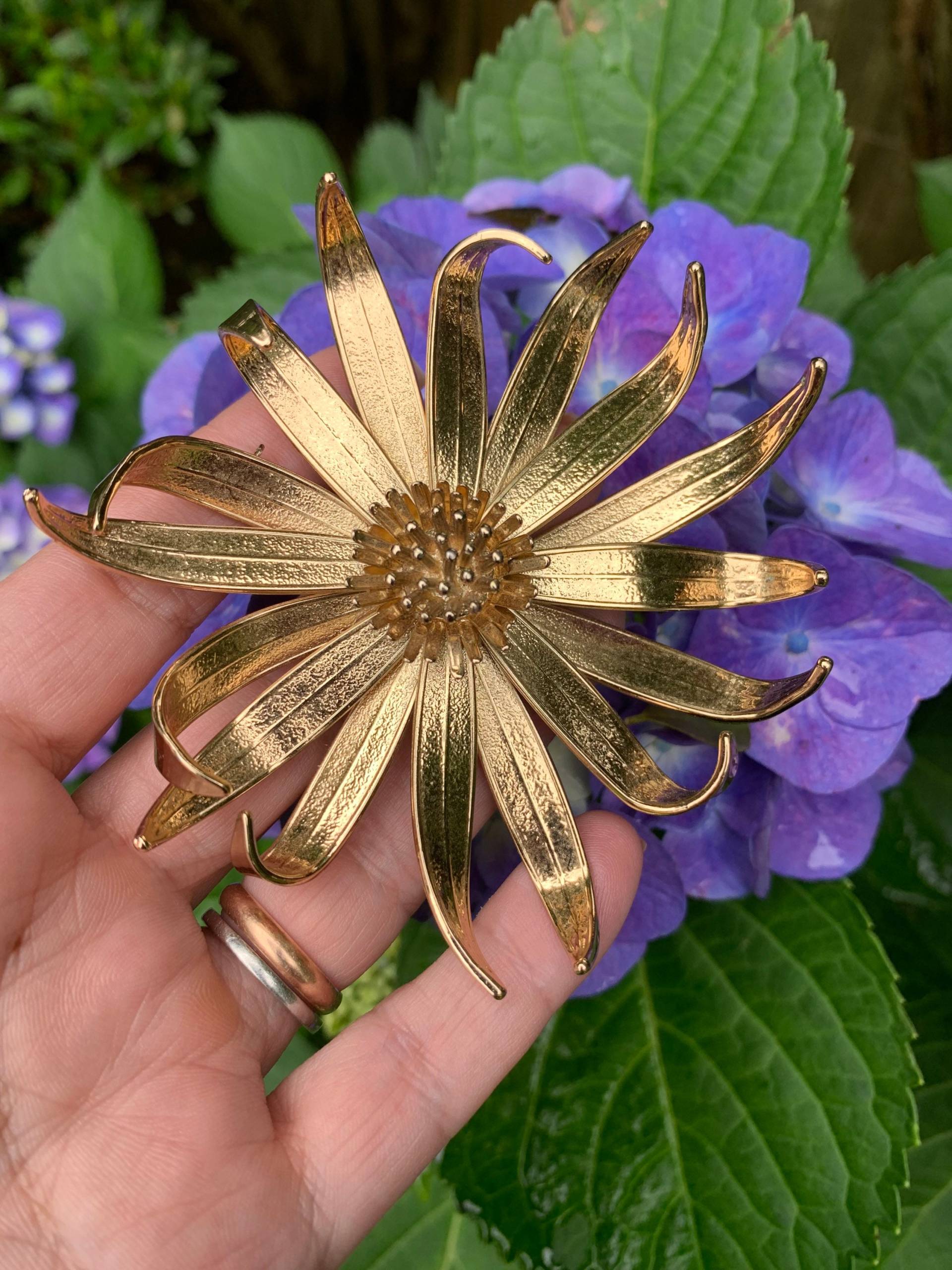 Enorme Vintage Gold Tone Chrysantheme Blumen Brosche - Atemberaubendes Stück Tolles Geschenk Floral Pin Statement Enorme Vintage Gold Tone Chrysantheme Blumen Brosche - Atemberaubendes Stück Tolles Geschenk Floral Pin Statement von PocketsOfPretty