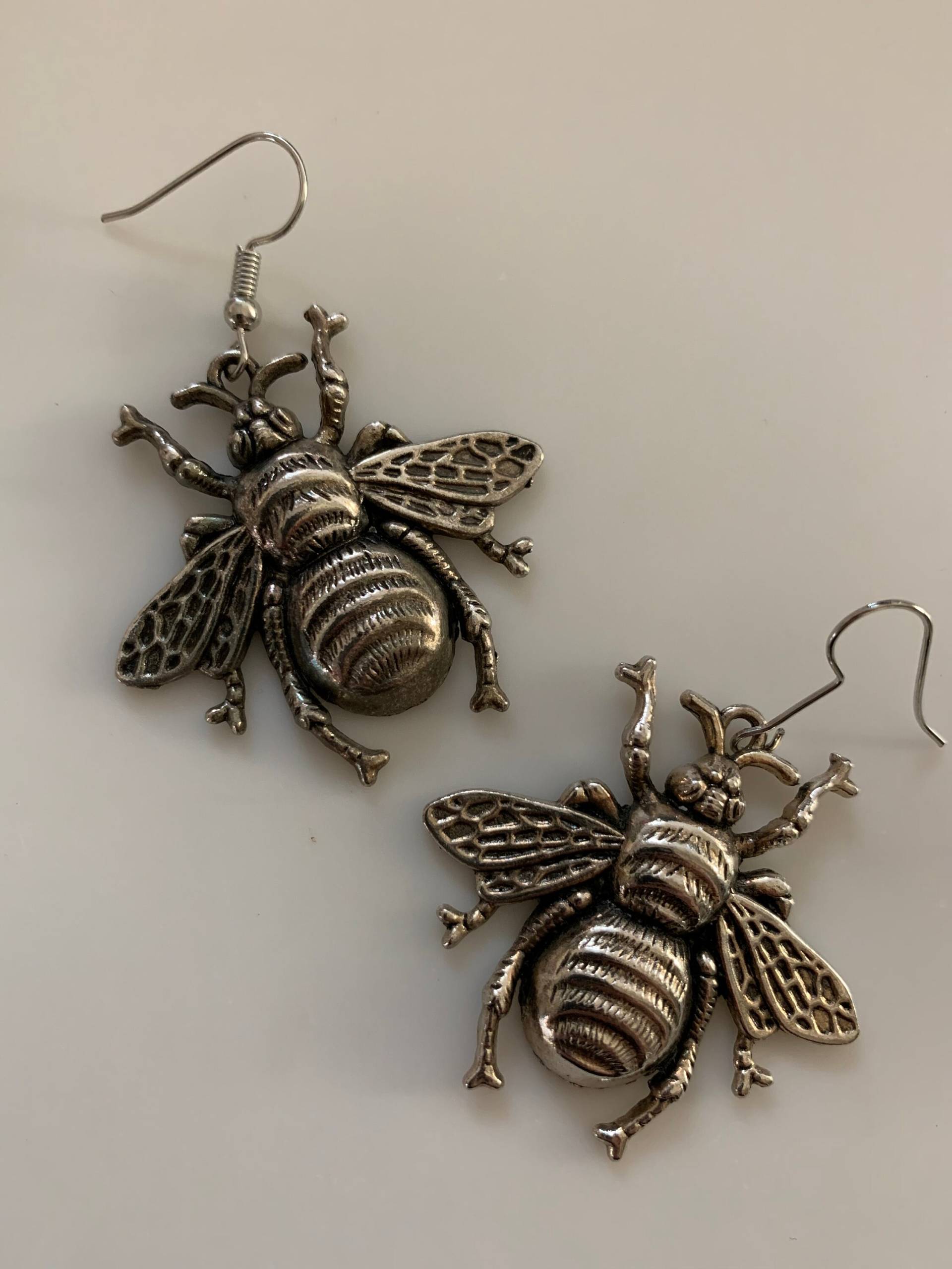 Große Biene Silber Ton Ohrringe - Geschenk Für Einen Imker Oder Honig-Liebhaber Niedliche Durchbohrte Ohren Große Biene Silber Ton Ohrringe - Geschenk Für Einen Imker Oder Honig-Liebhaber Niedliche Durchbohrte Ohren von PocketsOfPretty