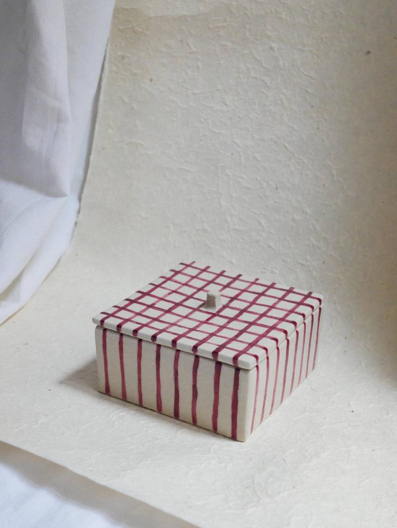 Weiße Handgefertigte Keramikbox Mit Burgunderfarbenen Streifenkaros von PoemiqueCeramics