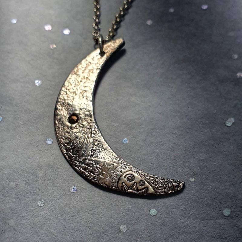 Doppelseitig Abnehmender Mond Anhänger, Handgefertigte Silberkette Mit Schwarzem Stein Und Bliss Gravur von PoesieOfStars