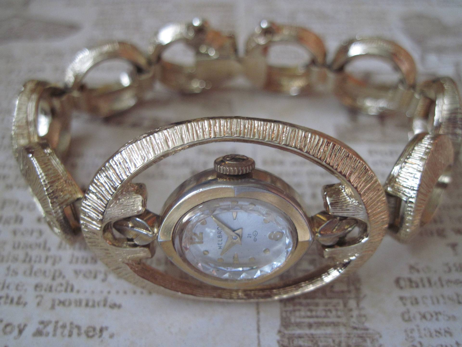 Vintage Vergoldete Helbros Handbuch Damenarmbanduhr in Einem Einzigartigen Goldfarbenen Edelstahl-Armband von PointOfTime