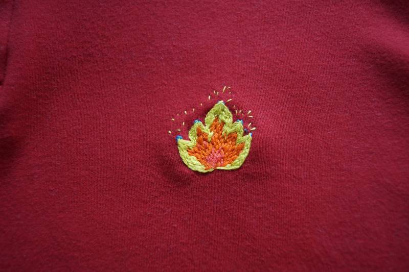 Flammen-T-Shirt - Handgesticktes Muster Flammen-T-Shirt - Handgesticktes Muster von Pointdebrume