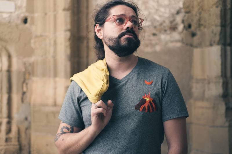 Handbesticktes T-Shirt - Vulkanmuster von Pointdebrume