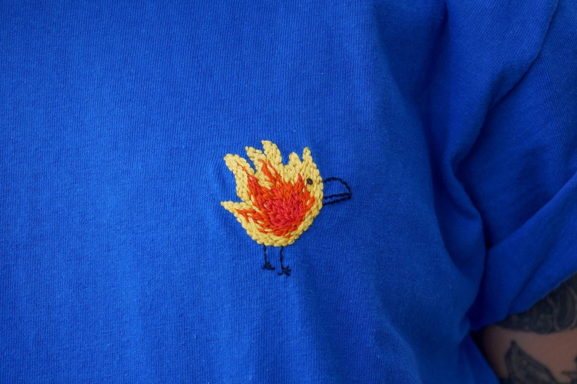 Personalisiertes T-Shirt - Gesticktes Motiv „Flammenvogel" Handstickerei Personalisiertes T-Shirt - Gesticktes Motiv „Flammenvogel" Handstickerei von Pointdebrume