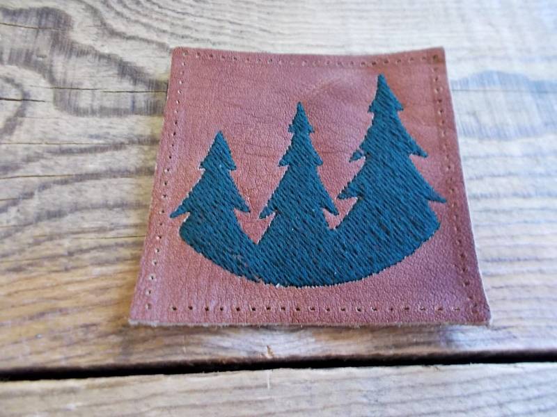 Gesticktes Waldleder-Aufnäher Bergbaum-Applikation von PointingUp