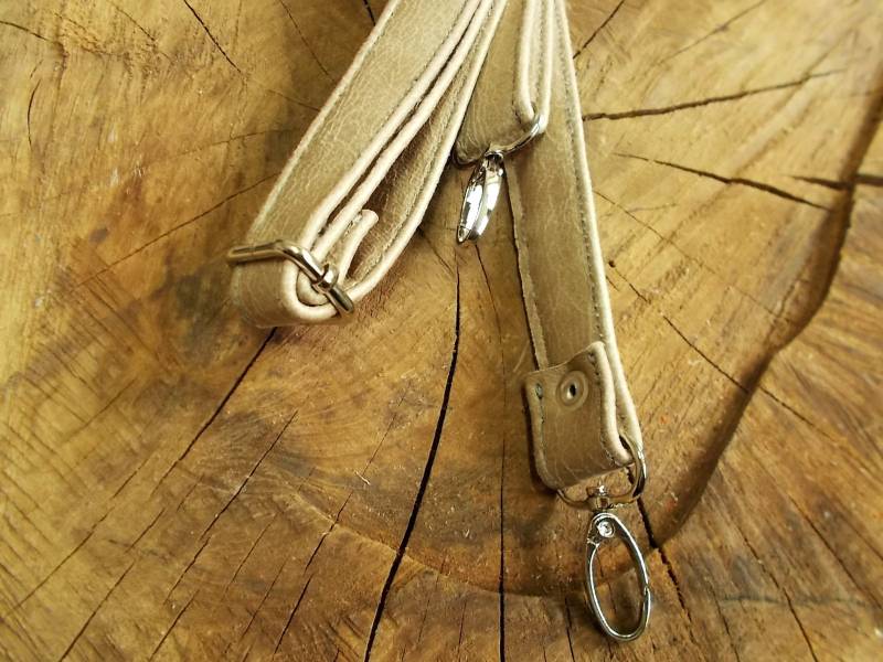 Verstellbarer Geldbörsenriemen Aus Veganem Leder Ersatz Für Eine Umhängetasche in Beige von PointingUp