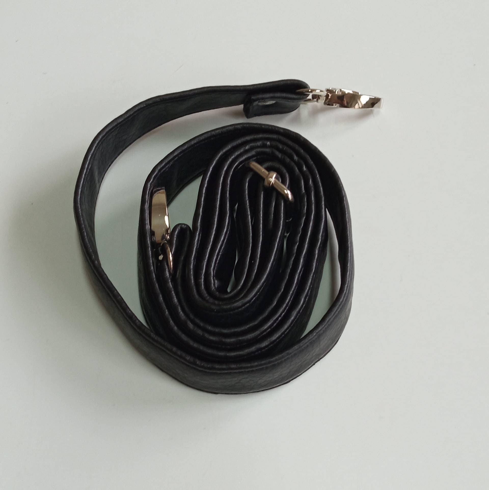 Schwarzer Ersatz Für Eine Crossbody-Tasche, Veganes Leder | 50" von PointingUp