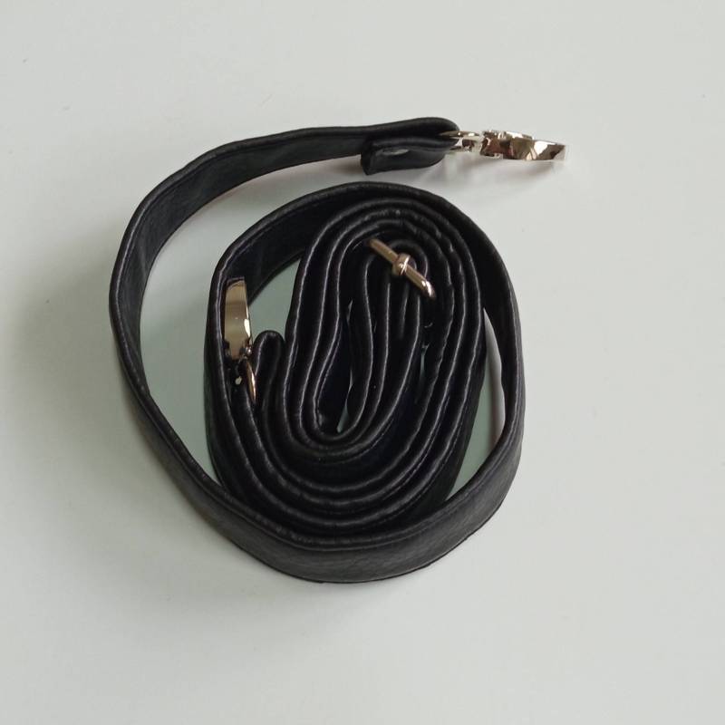 Schwarzer Ersatz Für Eine Crossbody-Tasche, Veganes Leder | 50" von PointingUp