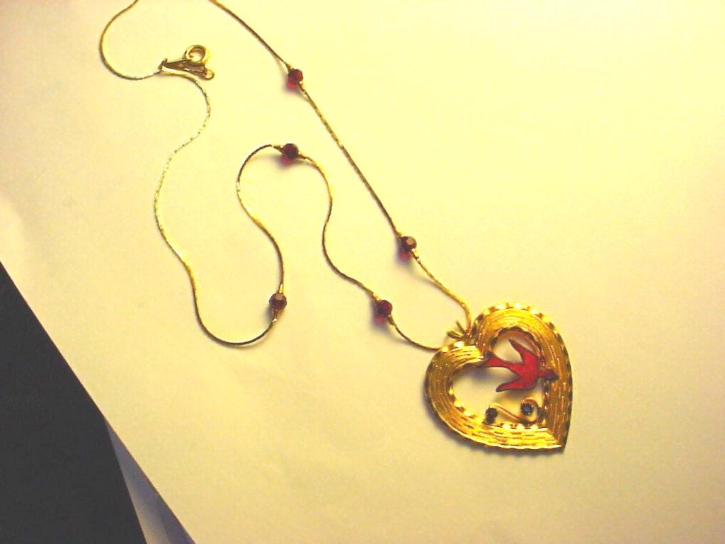 Siam Rote Swarovski Perlen An Vergoldeter Messing Kette Halskette Mit Süßem Vintage Herz Und Vogel Anhänger - Sale von PointyPaws