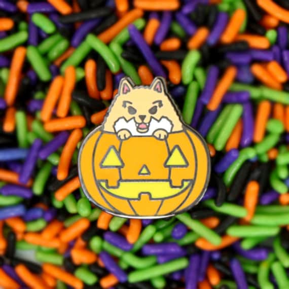 Toller Pom-Kin - 1 Zoll Hard Enamel Pin Halloween Hund in Kürbis Emaille Toller Pom-Kin - 1 Zoll Hard Enamel Pin Halloween Hund in Kürbis Emaille von PoisonandAntidote