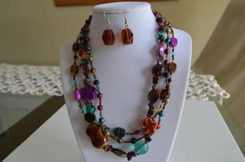 Erdfarbenes, Mehrfarbiges Halsband-Halsketten - Und Ohrring-Set Aus Glasperlen Mit Drei Ständern von Pokerama