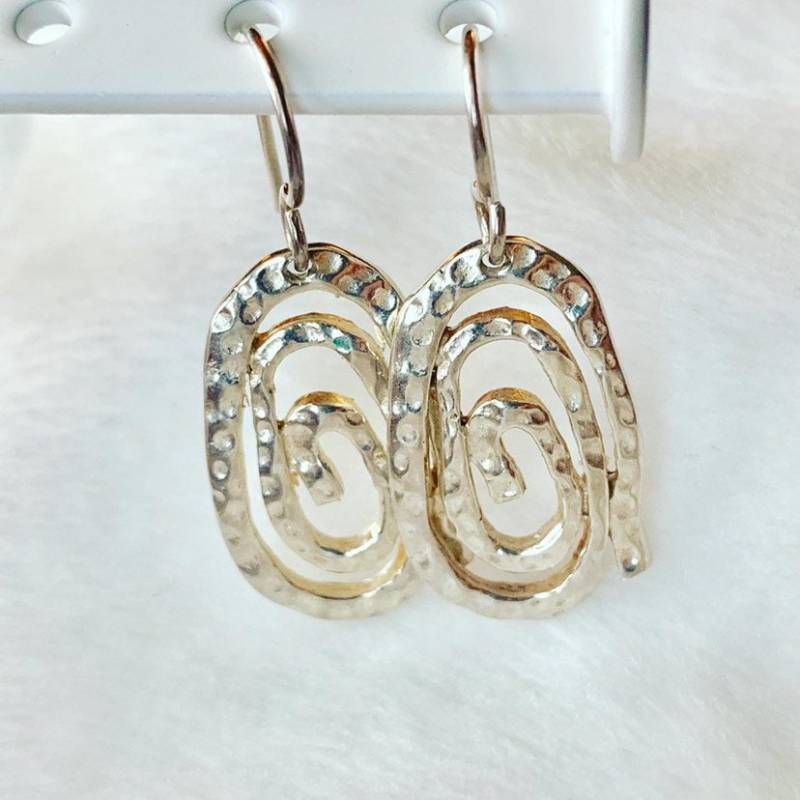 Creolen Silberfarbene Ohrringe von PokitaGifts