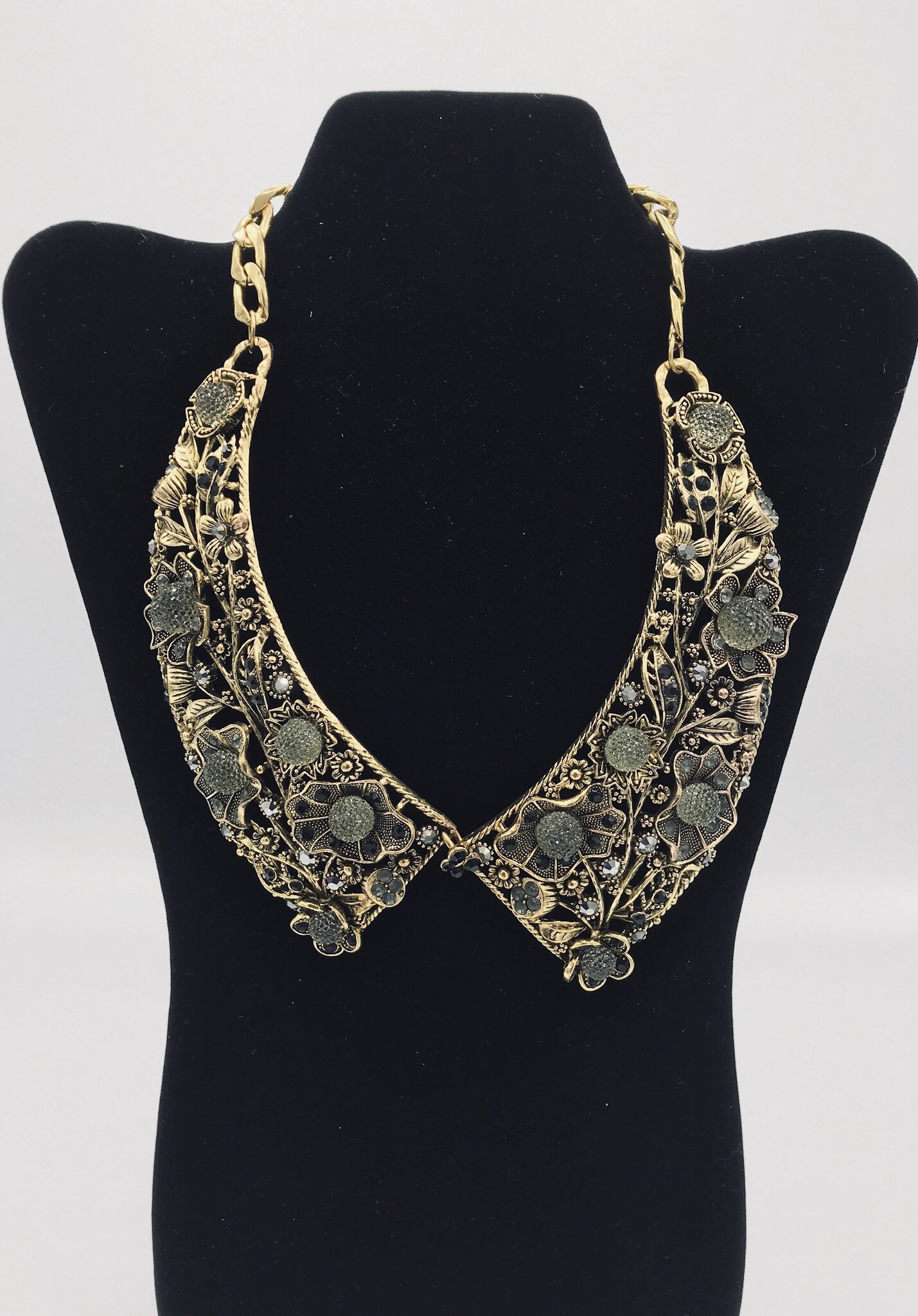 Halsband Mit Kristall Blumen, Blätter Schwarz Perlen Goldtöne von PokitaGifts