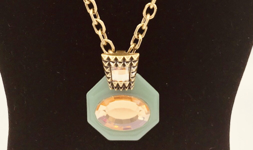 Jewelmint Dekorative Kunst Grün Anhänger Und Gold Ton Halskette von PokitaGifts