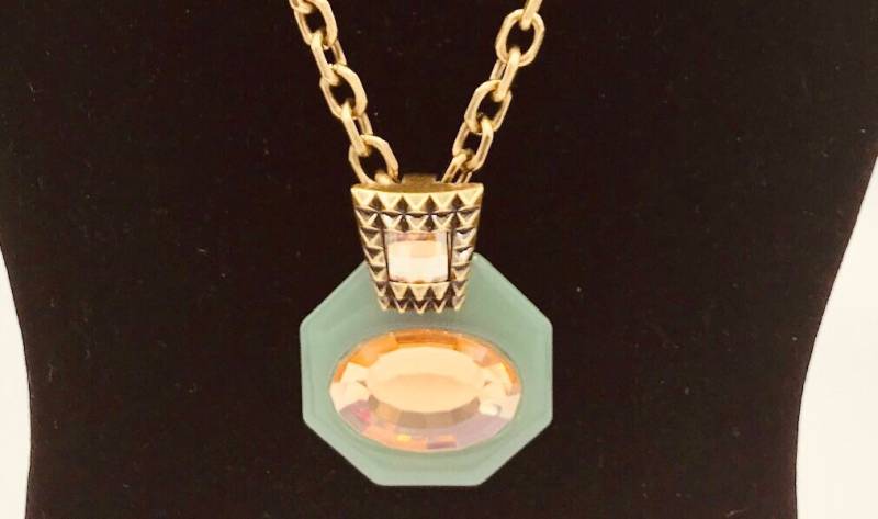 Jewelmint Dekorative Kunst Grün Anhänger Und Gold Ton Halskette von PokitaGifts