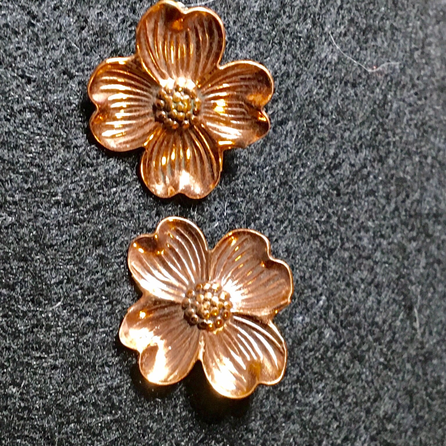 Kupferfarbene Blumenohrringe, Clip von PokitaGifts