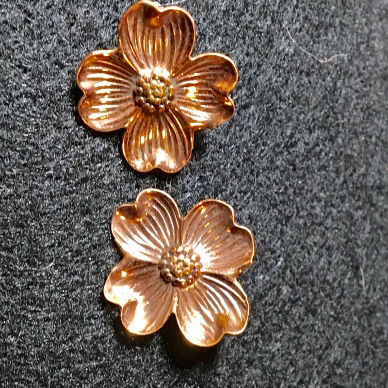 Kupferfarbene Blumenohrringe, Clip von PokitaGifts