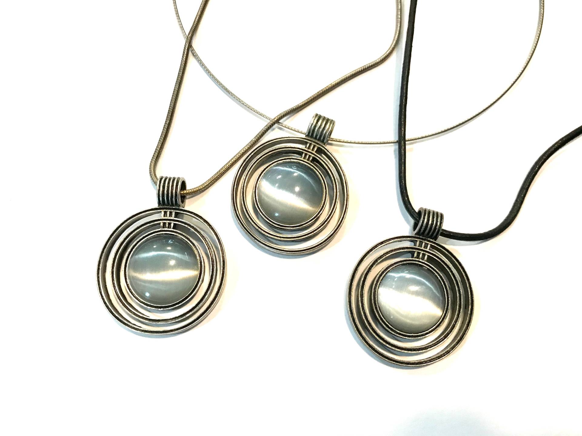 Lia Sophia Graue Und Silberfarbene Kette von PokitaGifts