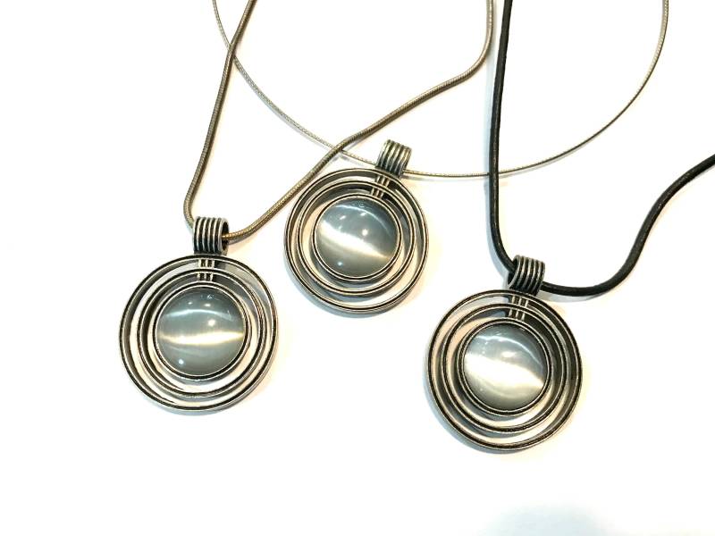 Lia Sophia Graue Und Silberfarbene Kette von PokitaGifts