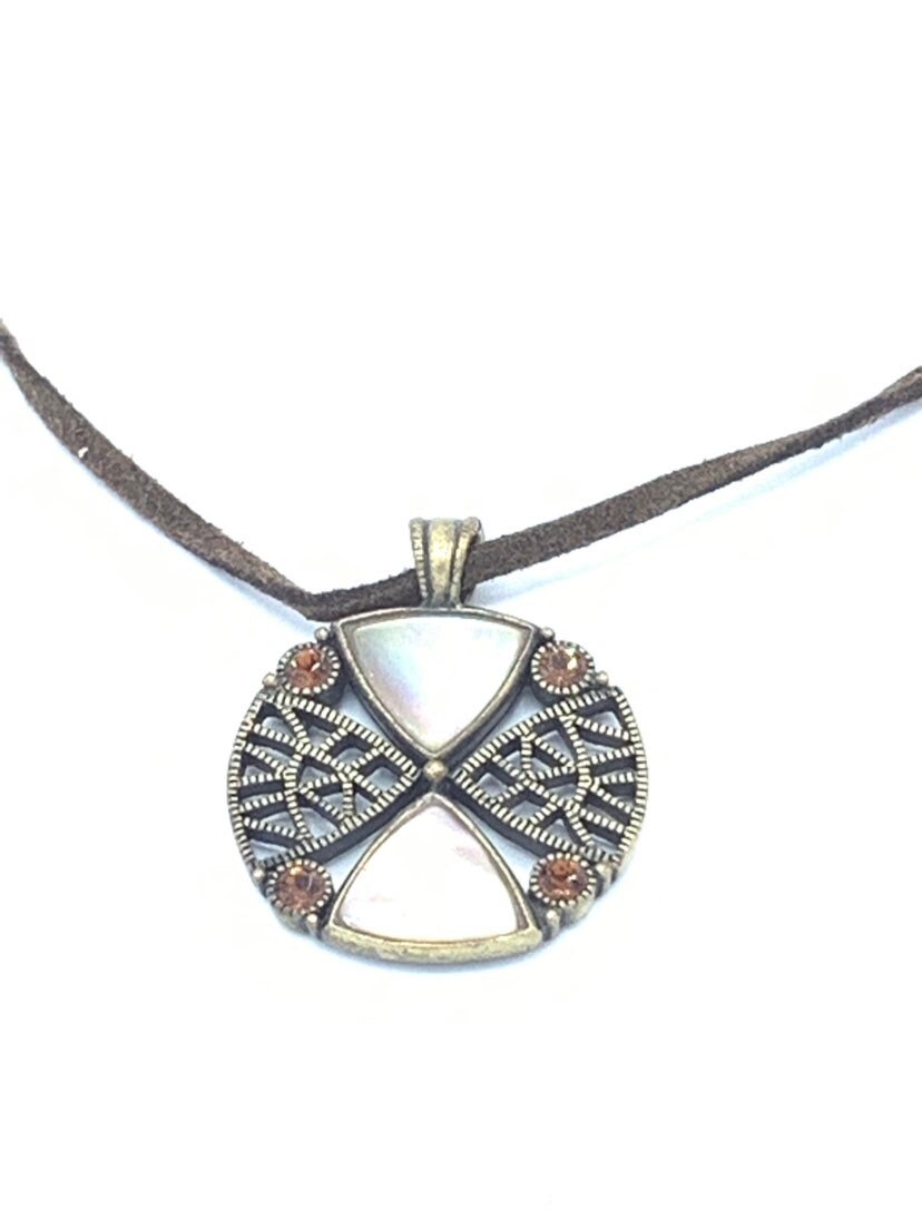 Lia Sophia Halskette Mit Kristall, Mutterperle Und Messing, Rund von PokitaGifts