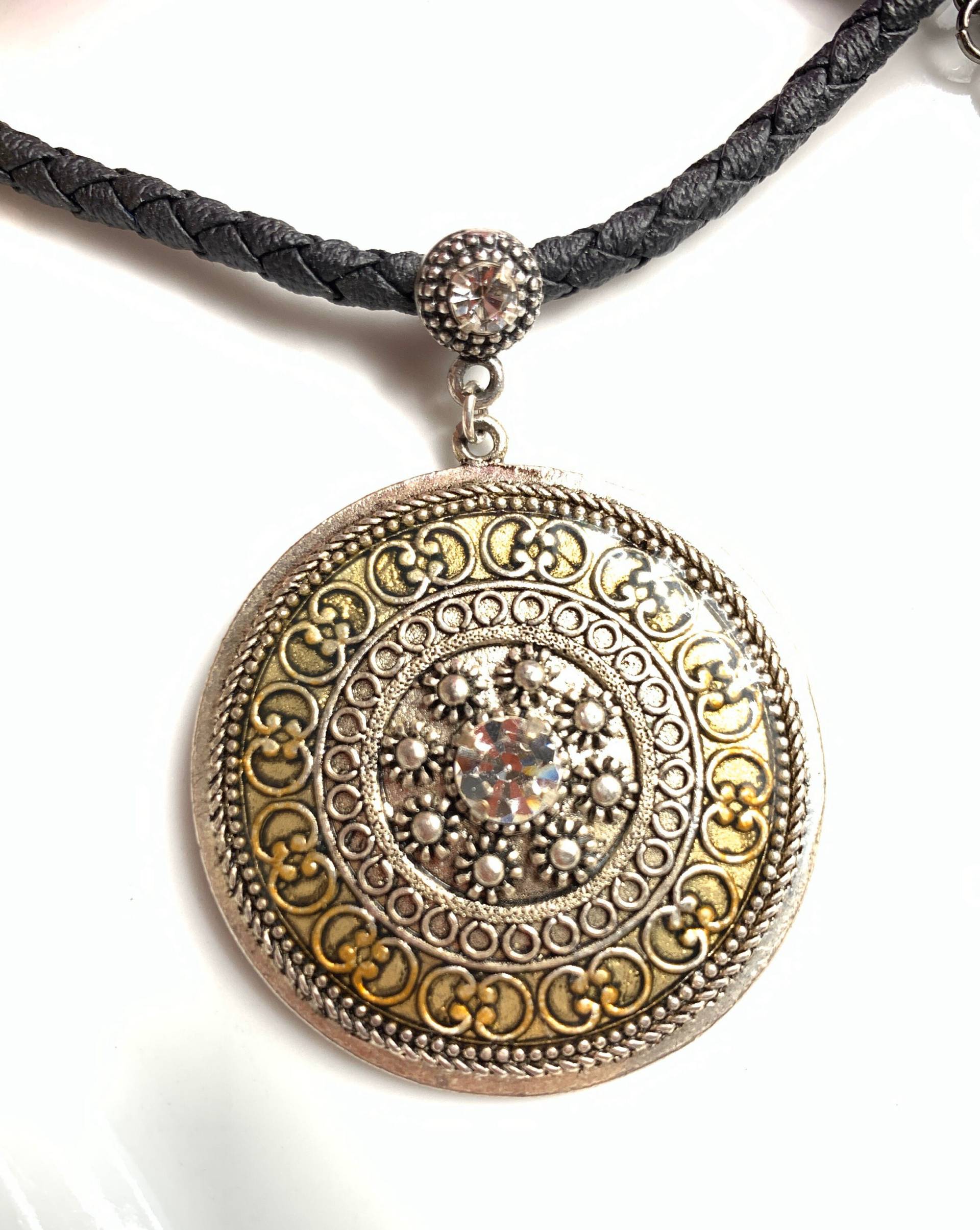 Lia Sophia Runder Anhänger Und Schwarze Kette von PokitaGifts