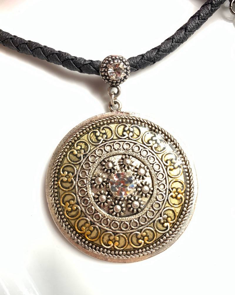 Lia Sophia Runder Anhänger Und Schwarze Kette von PokitaGifts