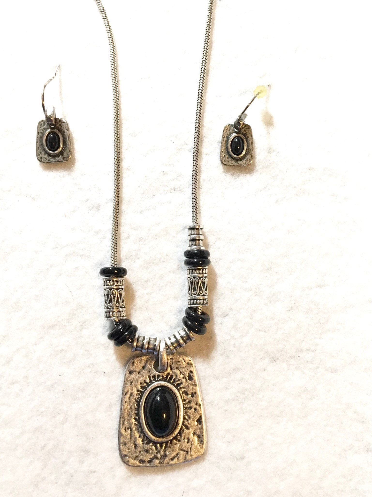 Lia Sophia Schwarz Mit Silber Gehämmerten Halskette Und Ohrringen von PokitaGifts